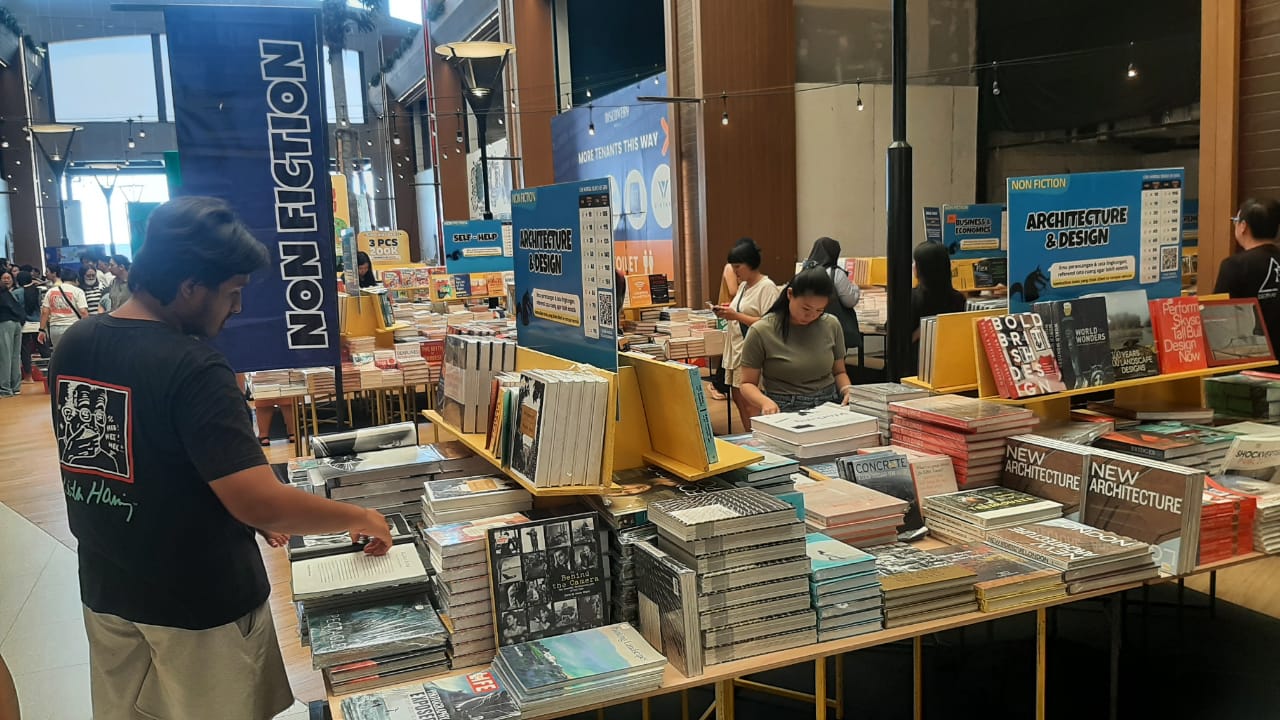 BACA ITU KEREN!: Suasana saat pengunjung sedang membaca dan memilih buku-buku favorit gelaran Big Bad Wolf Books (BBW) di Discovery Mall Kuta, 25 Juli 2024.