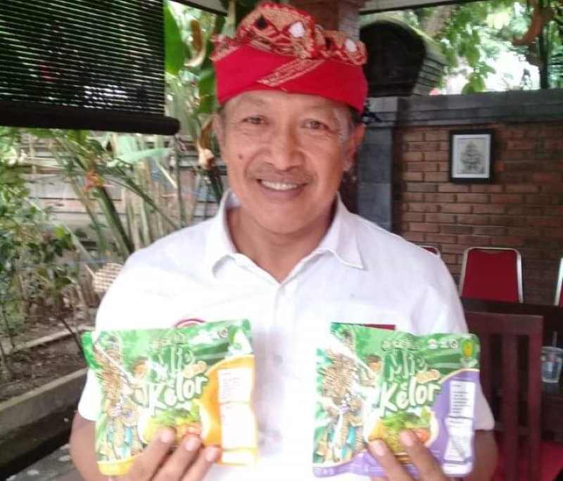 BUAH KERJA KERAS : I Wayan Sumerta Dana Arta alias Wayan Mokoh yang memperlihatkan produk mi kelor miliknya yang siap ekspor. (foto:juliadi/radar bali)