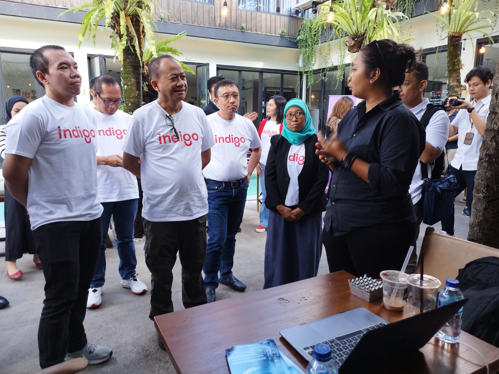 STARUP: Komisaris Telkom Marcelino Pandin (kacamata digantungkan di kaos) dan Direktur Digital Business Telkom, Muhammad Fajrin Rasyid (kiri) menyimak pemaparan dari startup Indigo di Kuta, Bali (26/7