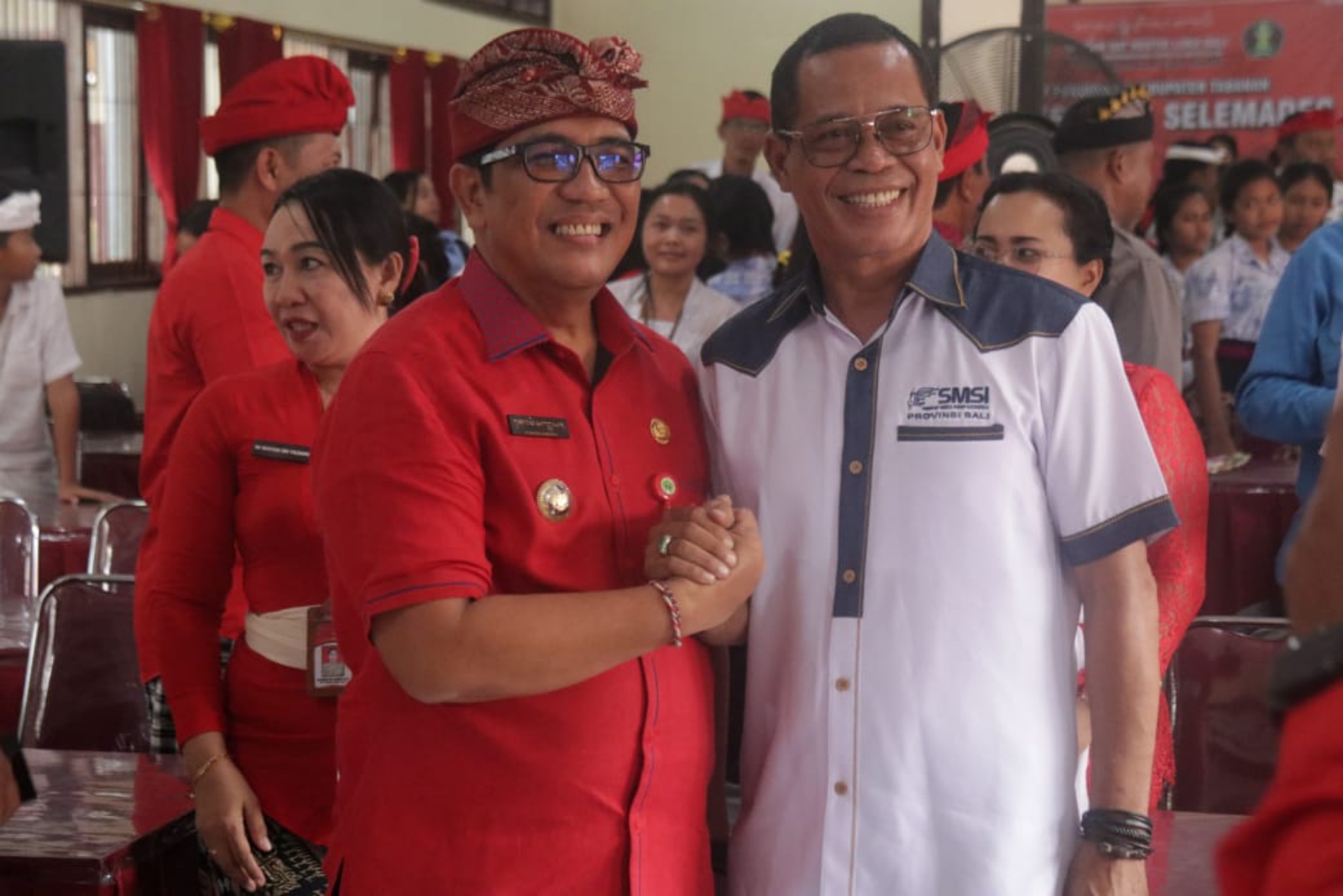 EDUKASI: Bupati Tabanan I Komang Gede Sanjaya (kiri) dan Ketua SMSI Bali Emanuel Dewata Oja di  SMPN 1 Selemadeg, Tabanan, Kamis (25/7/2024). (SMSI Bali)