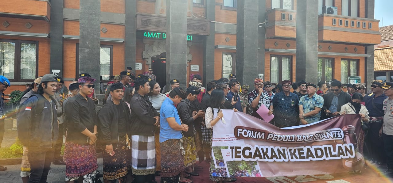TUNTUT KEADILAN: Massa yang mengatasnamakan Forum Bali Santhi saat aksi di halaman Kejati Bali Kamis, 25 Juli 2024