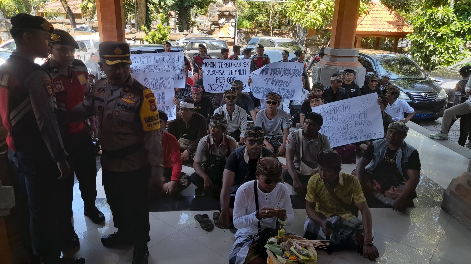 AKSI: Beberapa Warga Desa Adat Serangan tidak setuju dengan SK Perpanjangan yang dikeluarkan Majelis Desa Adat (MDA) Provinsi Bali kemarin (26/7