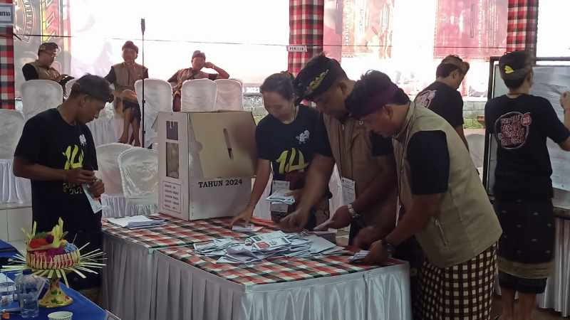 JARAK BERJAUHAN : Suasana simulasi pencoblosan di Tabanan saat Pilpres, Februari 2024. Untuk Pilkada mendatang TPS berjauhan. (dok.radar bali)