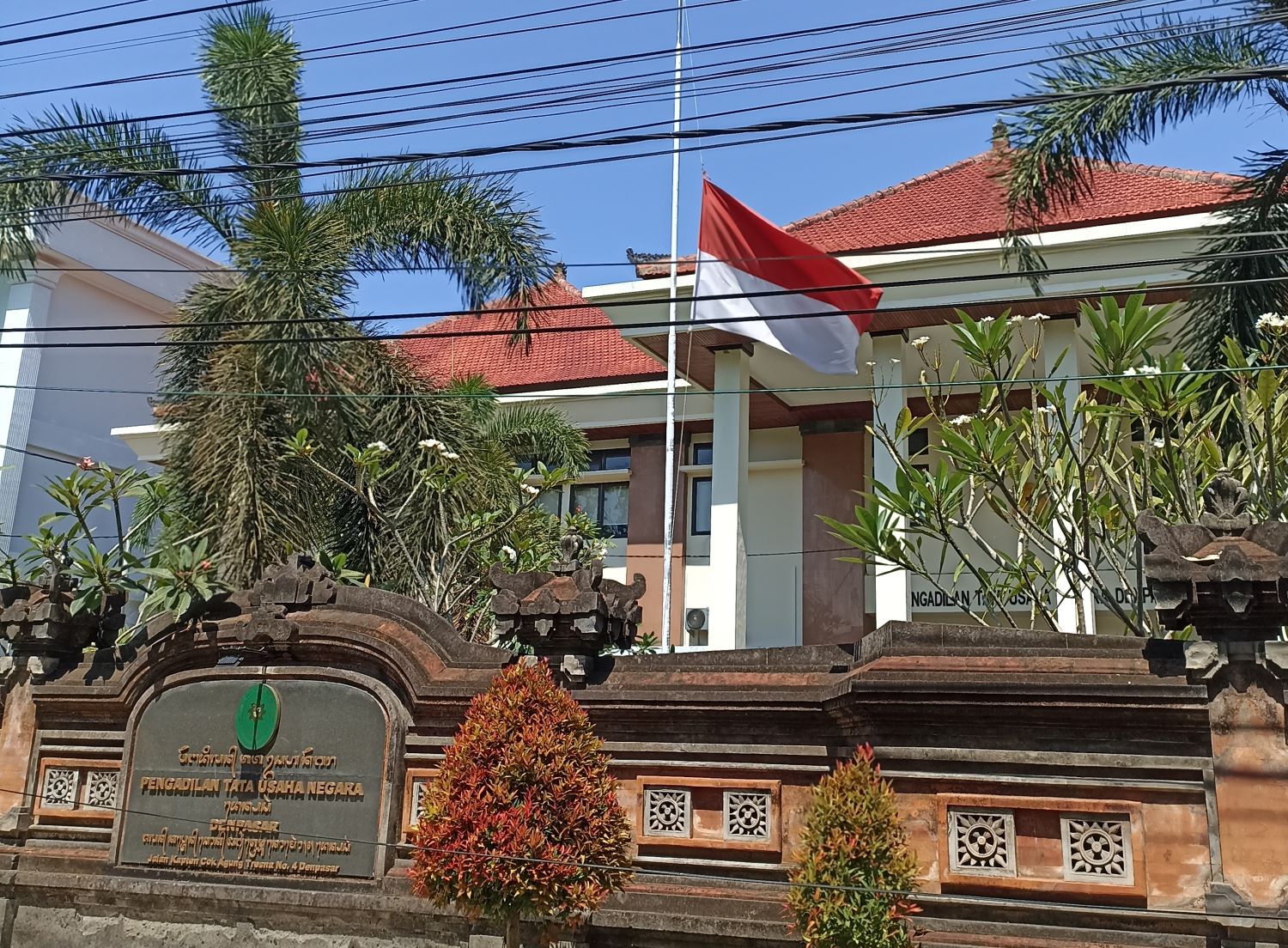 BERKABUNG: Salah satu kantor pemerintahan di Bali yang mengibarkan bendera setengah tiang Hari Berkabung Nasional wafatnya wapres ke-9 Hamzah Haz