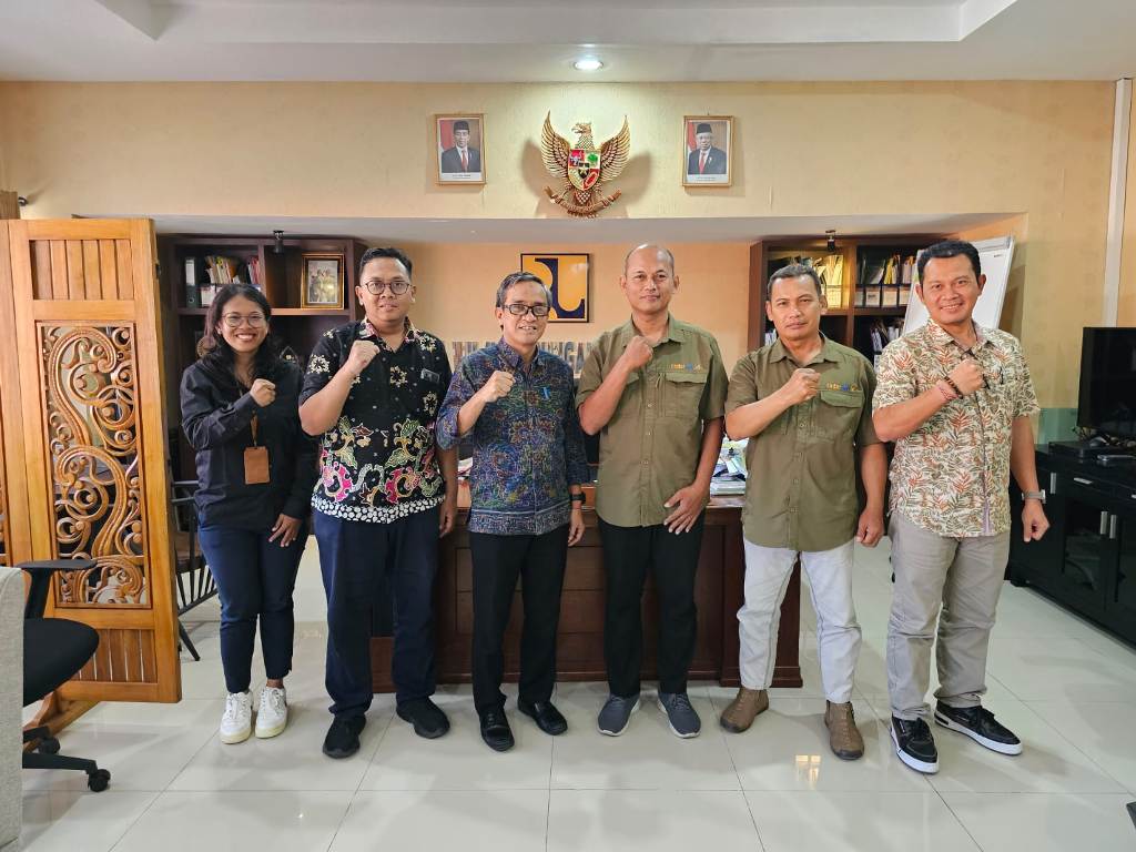 MENERIMA: Kepala  Balai Wilayah Sungai (BWS) Bali-Penida Muhammad Noo, ST.,M T (tiga dari kiri) menerima Tim Jawa Pos Radar Bali yang  merupakan Panitia Tukad Badung Bersih, Jumat 26 Juli 2024.
