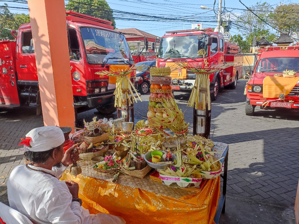 SEMBAHYANG: persembahyangan bersama dan upacara ke seluruh mobil operasional di pos induk Pemadam Kebakaran di jalan Imam Bonjol Denpasar, Sabtu, 27 Juli 2024.