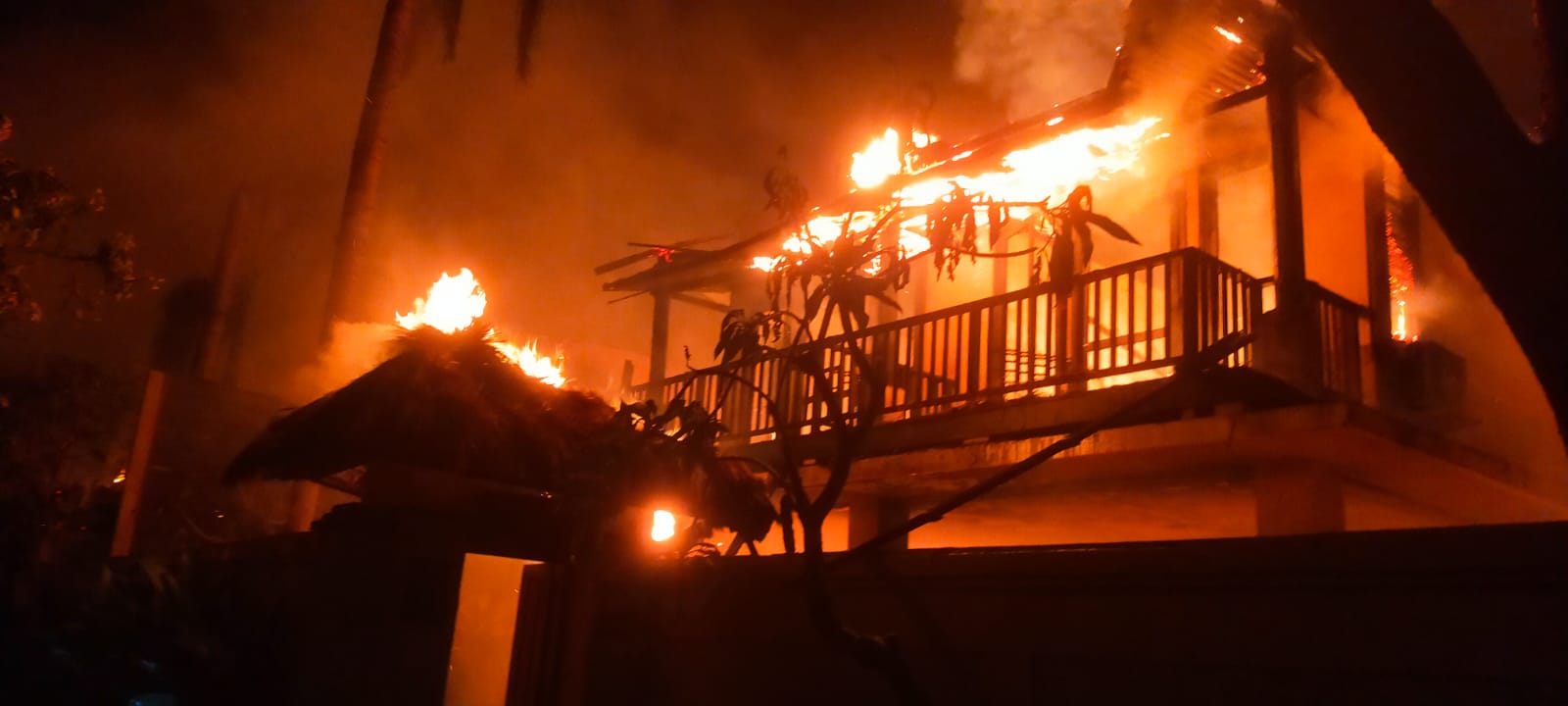 DILALAP API: Petugas berupaya memadamkan nyala api pada 19 Unit Bangunnan di The Amasya Villas, Jalan Kayu Aya, Seminyak, Kuta, Badung, Kamis 25 Juli 2024