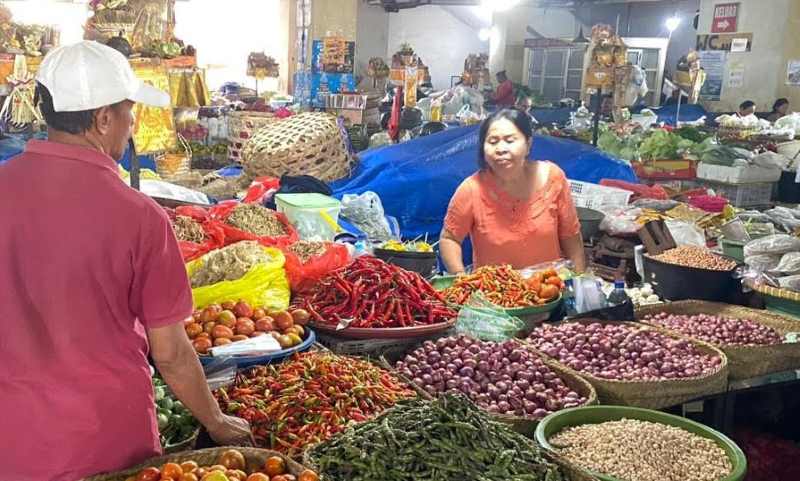 MEROKET LAGI : Pedagang sayur dan bumbu dapur di Pasar Amlapura Timur, Jumat (26/7/2024).(zulfika Rahman/radar bali)