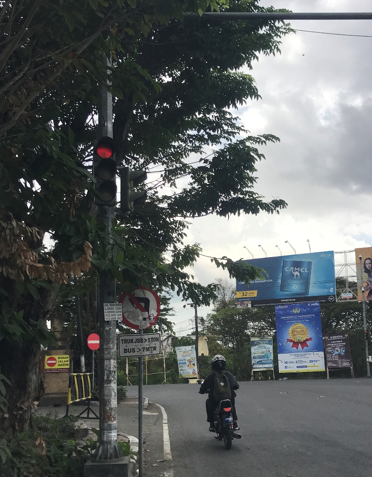 MENEROBOS: pengendara motor menerobos lampu merah di pertigaan Jalan Gatot Subroto Barat- Raya Kerobokan-Raya Padang Luwih, Denpasar, Minggu 28 Juli 2024.