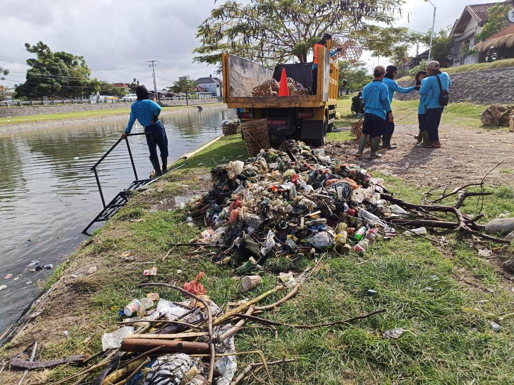 PEMBERSIHAN: Dinas PUPR Kota Denpasar menggencarkan giat pembersihan saluran drainase selama bulan Juli 2024.