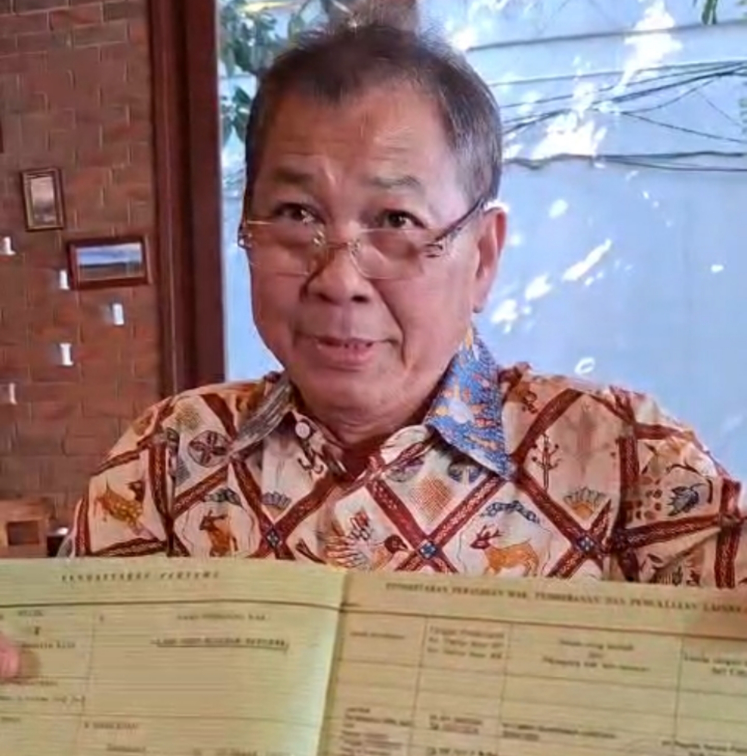 MENANG DI PENGADILAN: Nyoman Suarsana Hardika (Nyoman Liang) saat memberi keterangan, Minggu (28/7/2024).