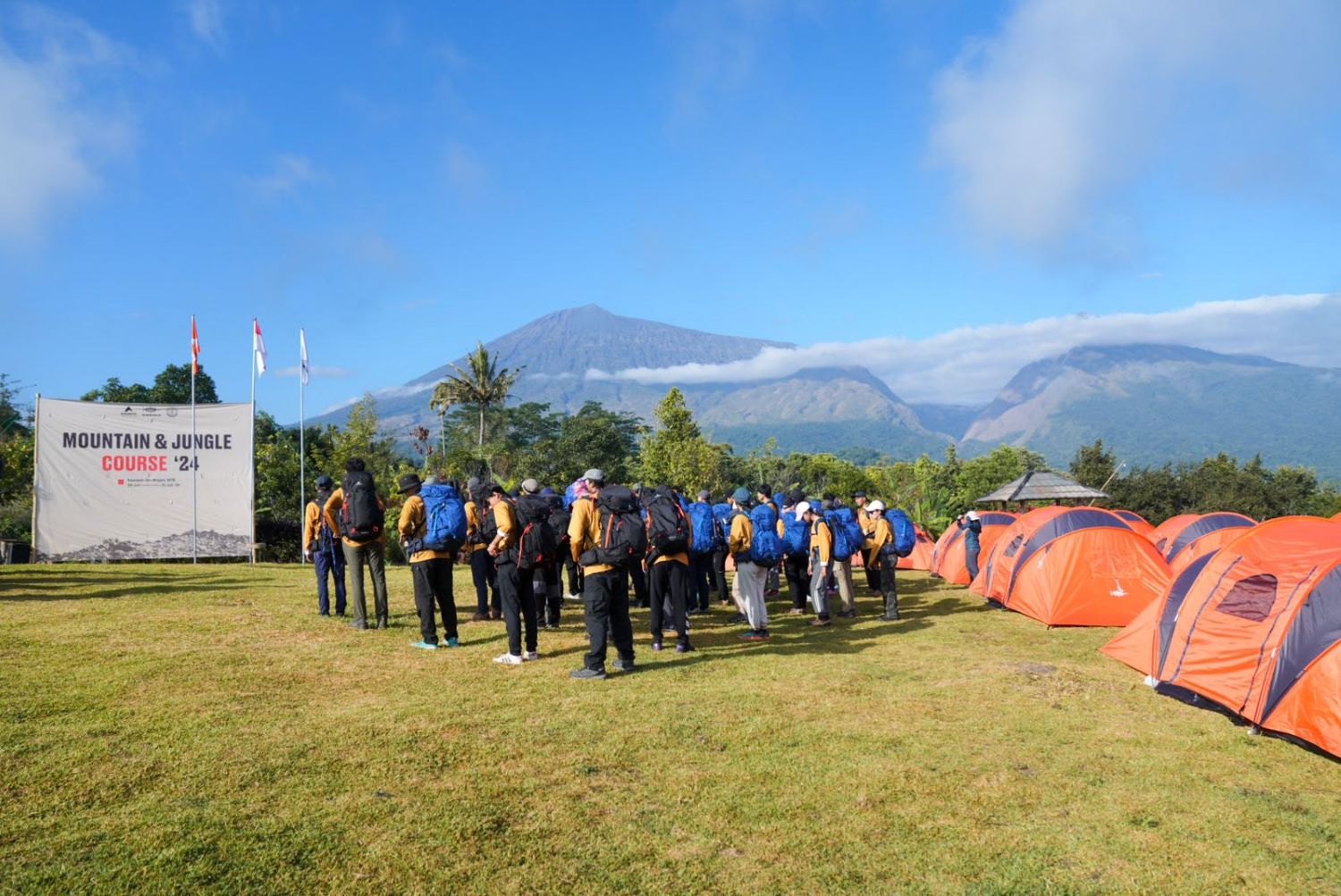 SERU: Para peserta EIGER Adventure Service saat membangun kemah di lereng Gunung Rinjani Lombok Timur