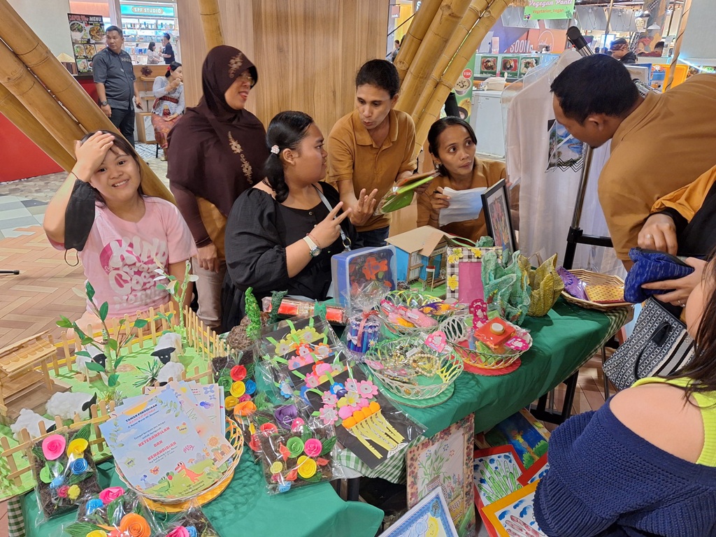 KREATIVITAS: Produk hasil kreativitas anak-anak disabilitas Sekolah Kuncup Bunga dipamerkan dalam stan UMKM, Minggu 28 Juli 2024.