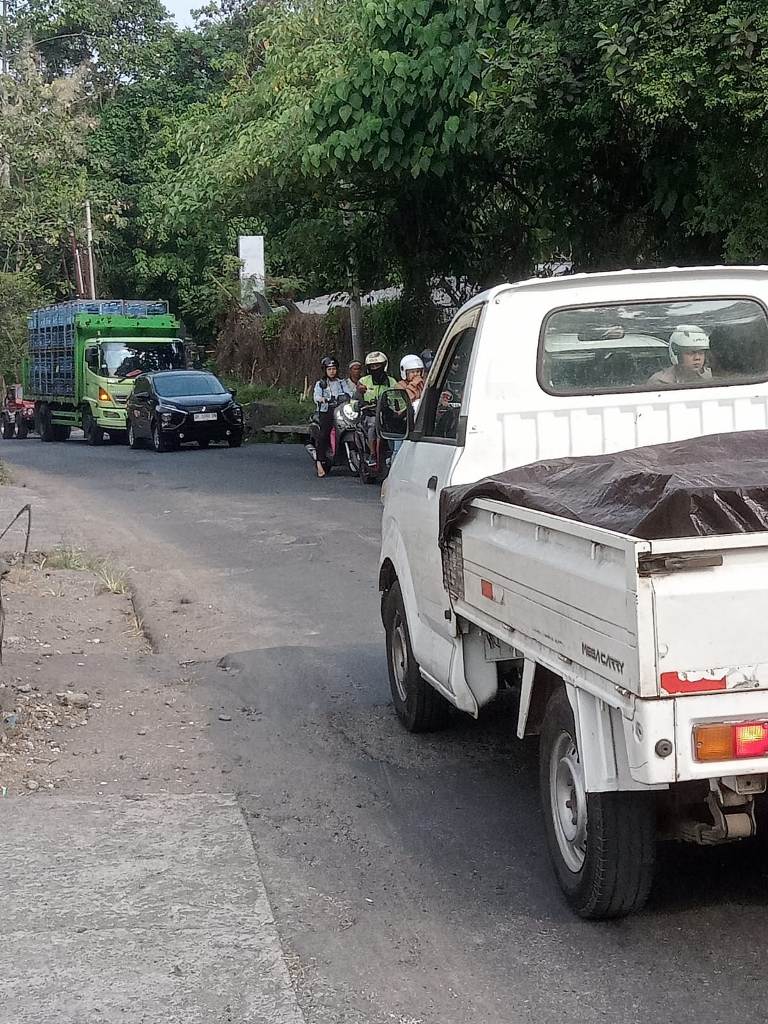 RUSAK BERGELOMBANG: Kondisi jalan Raya Mambal rusak bergelombang yang kerap dikeluhkan pengendara.