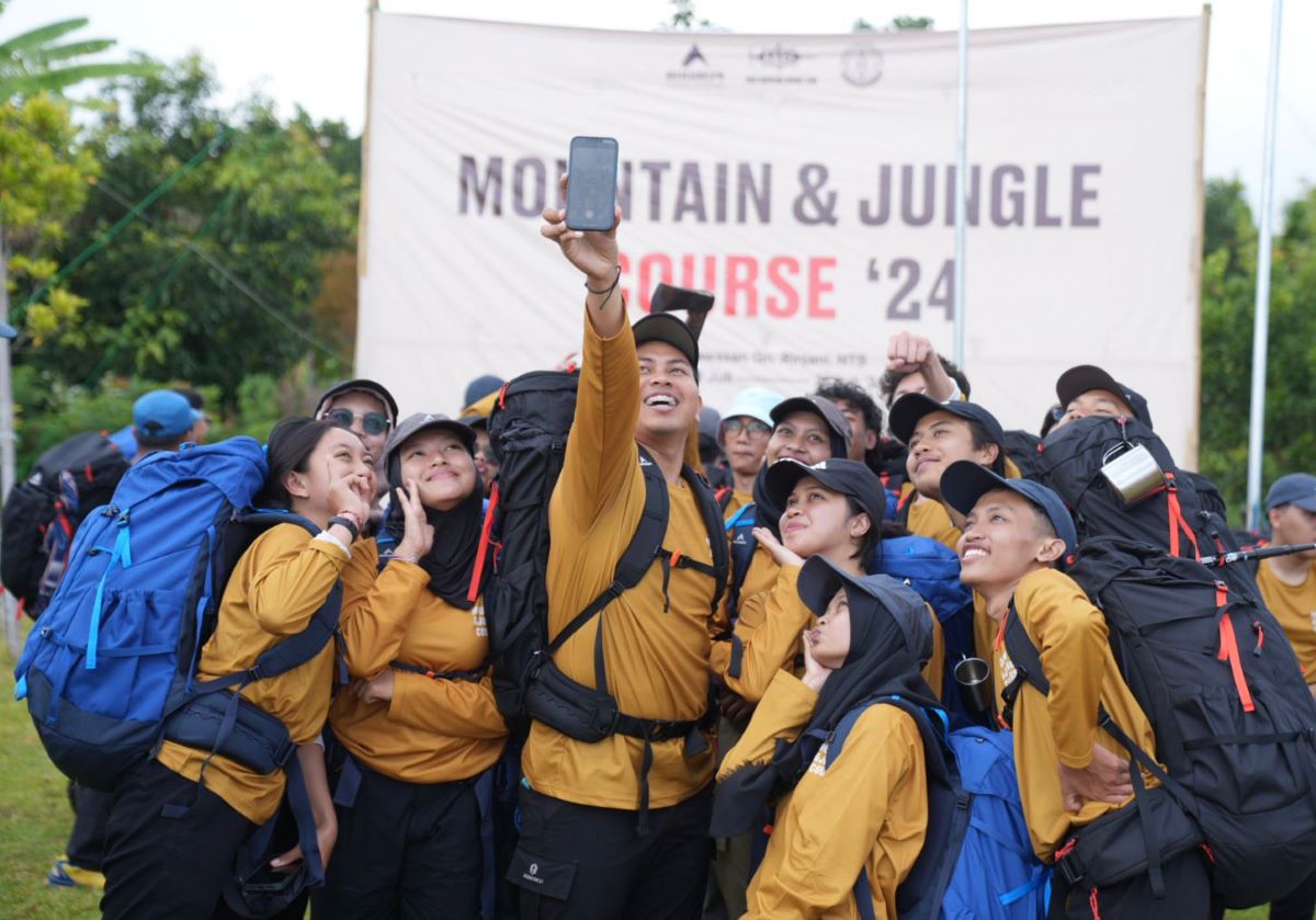 MOMEN: Para peserta  EIGER Adventure MJC 2024 selfi sebelum pendakian di Gunung Rinjani Lombok Timur.