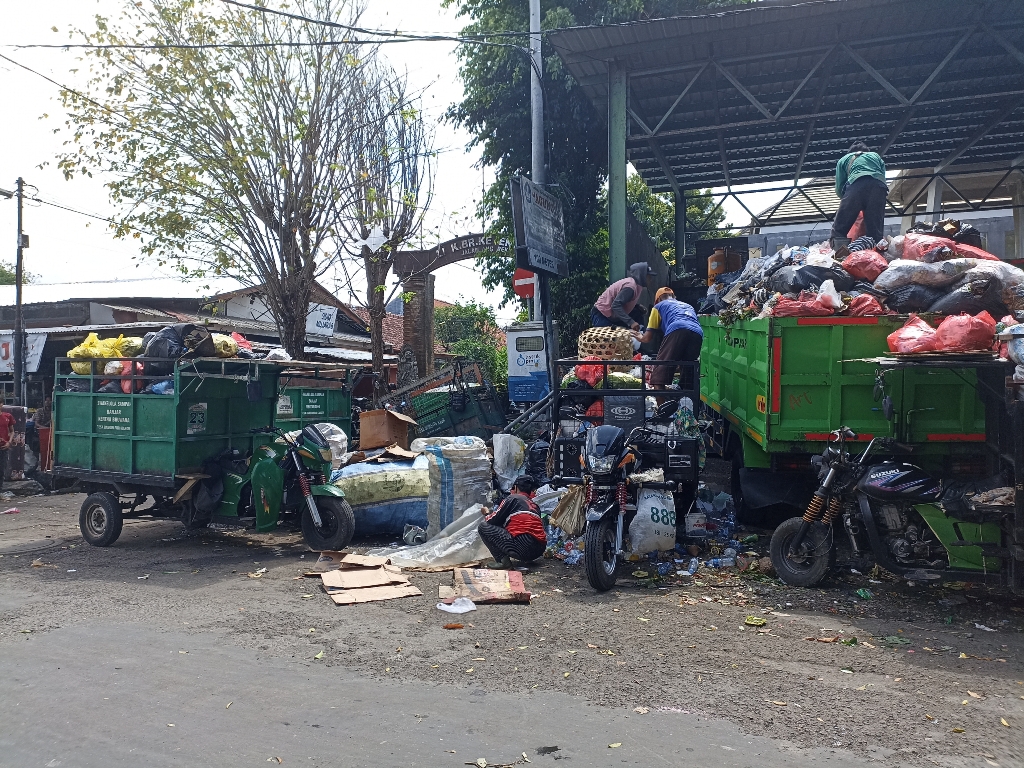 PENUTUPAN: Pemkot Denpasar melakukan penutupan terhadap TPSS yang ada di wilayah Kota Denpasar.