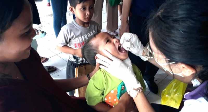 DITUNTASKAN  : Vaksinasi  polio pada anak usia 0-7 tahun saat awal PIN dimulai 23 Juli 2024 di Jembrana. (m.basir)
