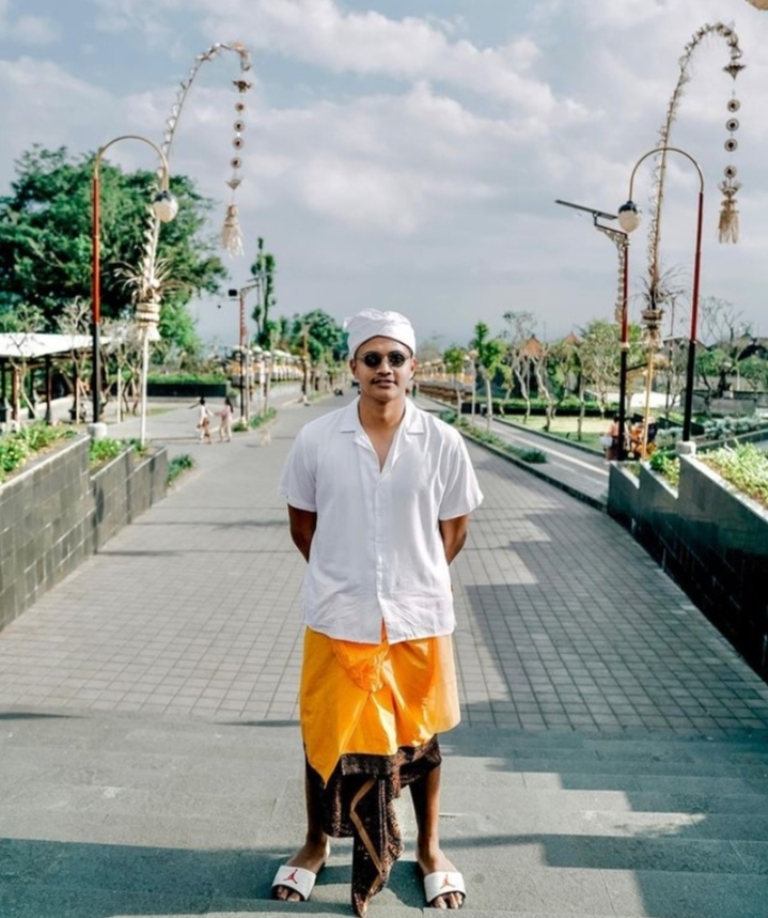 ADAT BALI: Rakasurya Handika saat mengenakan pakaian adat Bali.