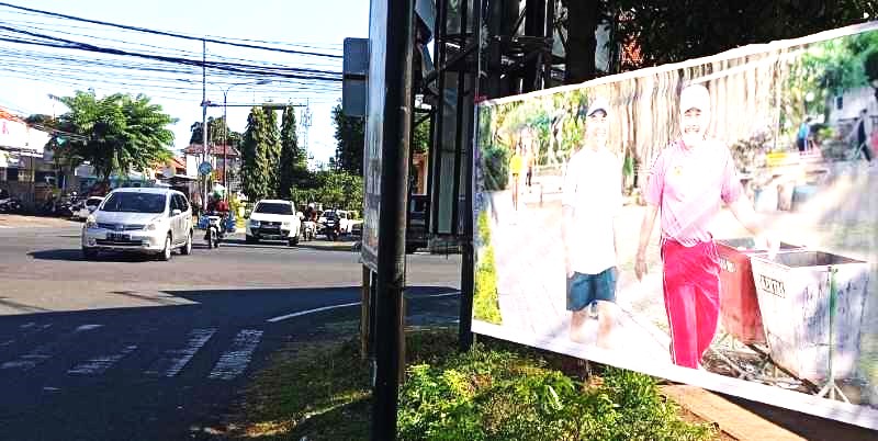 BERMUNCULAN DI SINGARAJA : Spanduk bergambar Dewa Nyoman Sukrawan dan Ketut Putra Sedana alias Dokter Caput terpasang di Jalan Dewi Sartika, Singaraja.(eka prasetya/radar bali)