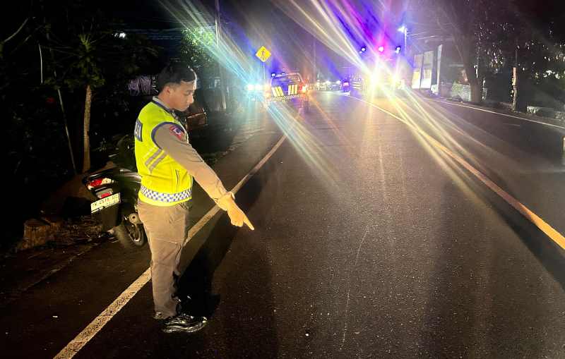OLAH KEJADIAN : Satlantas Polres Tabanan yang melakukan olah TKP di lokasi kejadian dan kondisi sepeda motor milik kedua korban.  (Istimewa)