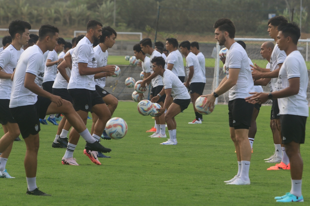 LATIHAN: Pemain Bali United saat latihan di  Bali United Training Centre, Pantai Purnama Gianyar, Kamis 25 Juli 2024.
