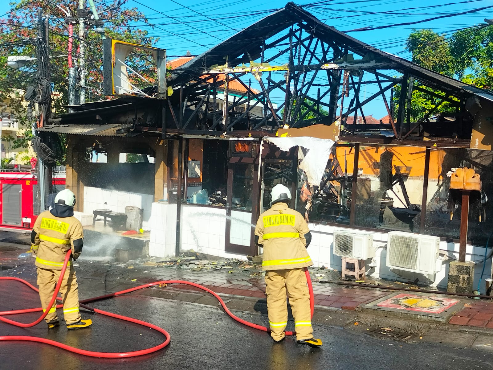 JADI ARANG: Petugas memadamkan Api di Warung Halme Ikan Bakar, Sabtu 27 Juli 2024.