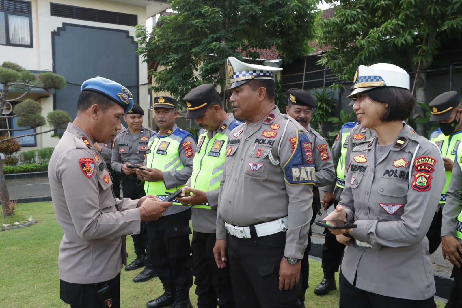 PERIKSA PONSEL : Propam Polres Klungkung periksa langsung ponsel anggota. (Foto: Humas Polres Klungkung)