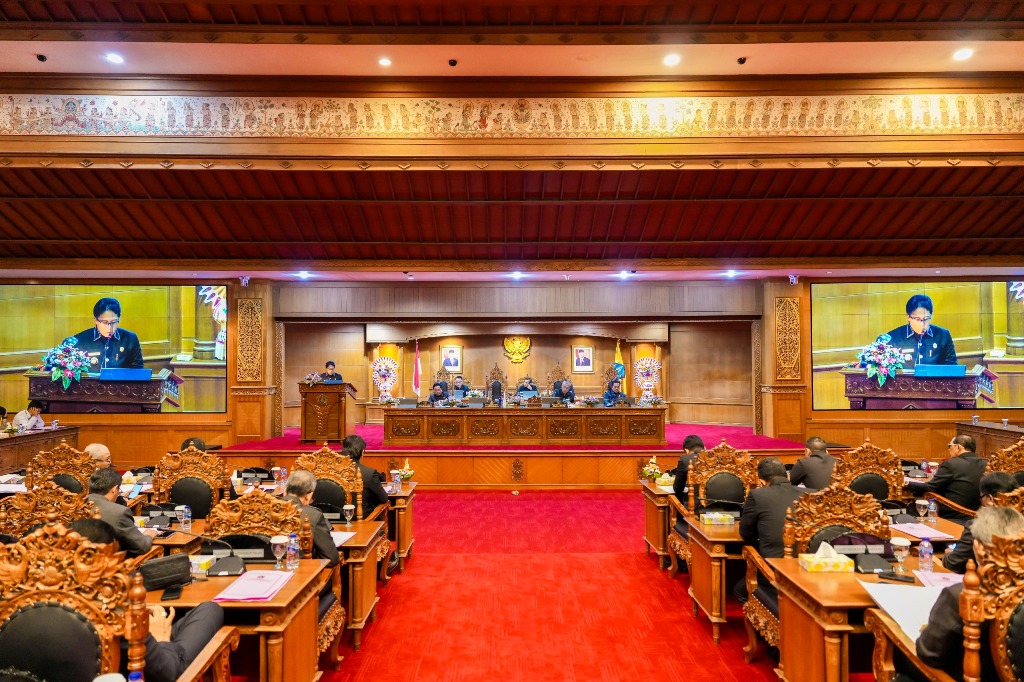 PARIPURNA: Suasana Rapat Paripurna DPRD Badung di Ruang Rapat Utama Gosana, Kantor DPRD Badung, Senin 29 Juli 202.