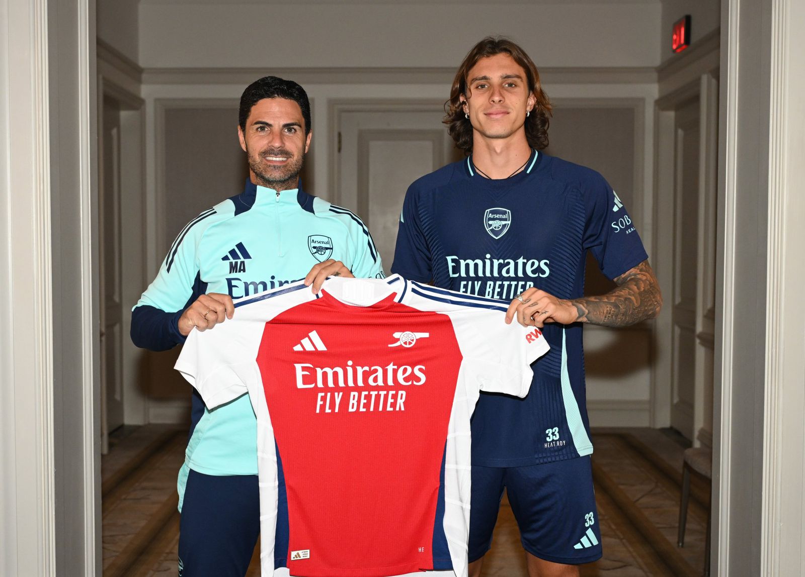 BEK TANGGUH: Riccardo Calafiori (kanan) saat diperkenalkan sebagai rekrutan baru Arsenal