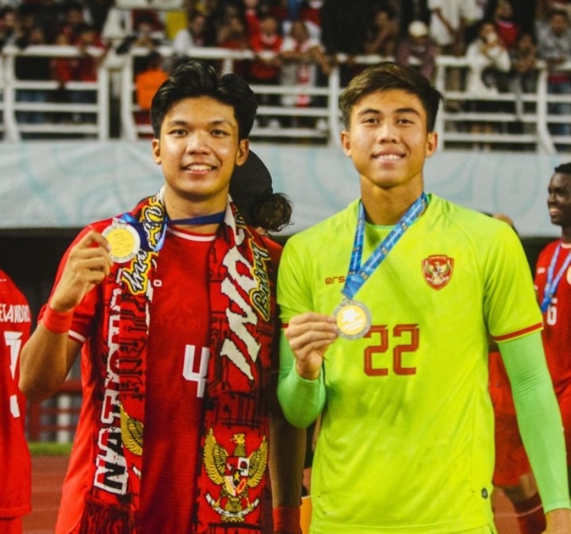DUA PEMAIN BALI UNITED: Kadek Arel Priyatna (kiri) dan I Wayan Arta Wiguna (kanan) memegang medali usai menjuarai  ASEAN Boys Championship U19 2024, Senin 29 Juli 2024.