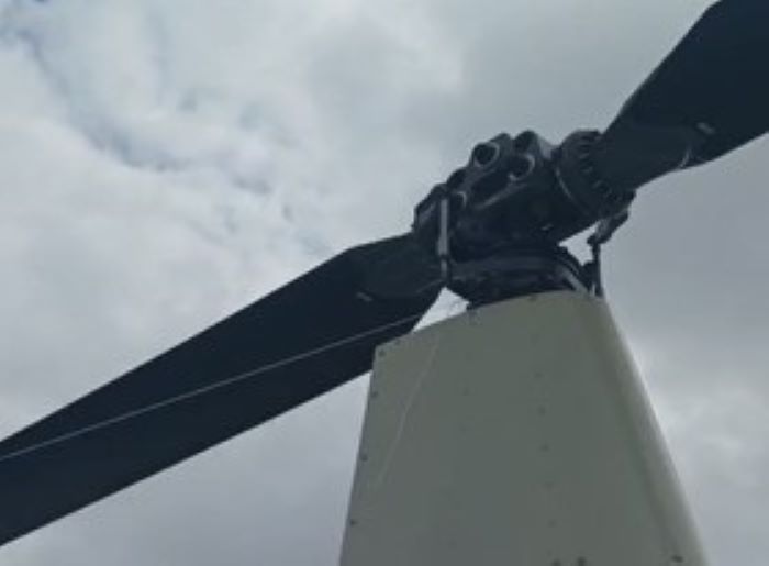 NYARIS NAHAS: helikopter jenis Robinson R66 dengan nomor registrasi PK-VPN yang dioperasikan oleh PT. Volta Pasifik Aviasi terlilit tali layangan di GWK 29 Juli 2024