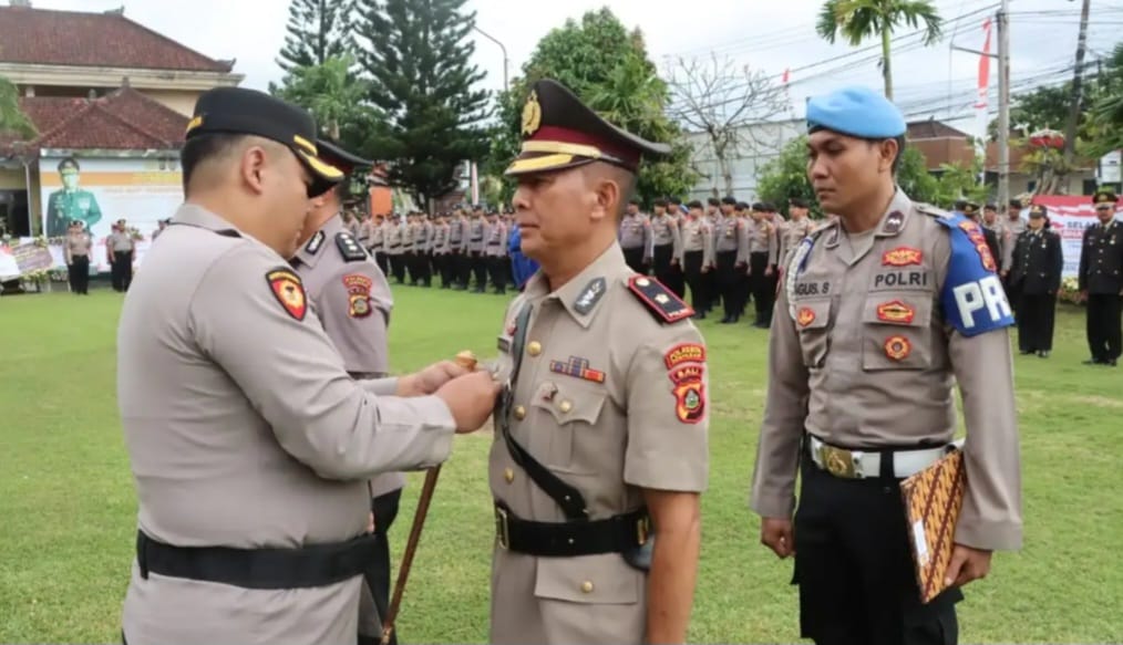 SERTIJAB: Kepala Kepolisian Resor Kota (Kapolresta) Denpasar Kombes Pol. Wisnu Prabowo.SiK.,MM pimpin upacara serah terima jabatan Kompol Dewa Putu Werdhiana