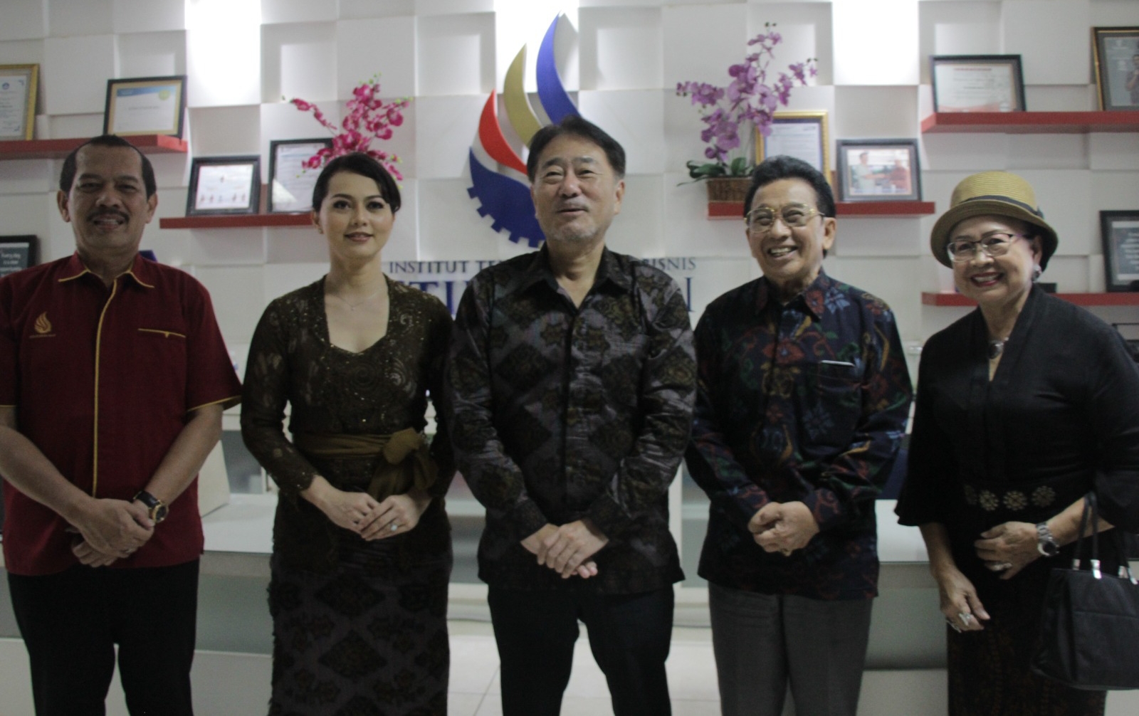 Dari kiri, Dr. Dadang Hermawan, Ny. Dewi Lastmi Miyakawa, Mr. Miyakawa Katsutoshi, Prof. Dr. I Made Badem, MA., dan Ny. Dr. NLN. Swasthi Widajaja Bandem.