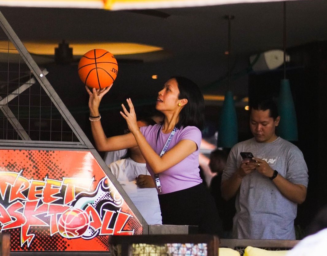 OLAHRAGA SERU: Salah seorang peserta Socialympics Mamaka by Ovolo sedang memasukkan bola ke keranjang basket dalam sebuah gim 27 Juli baru lalu.