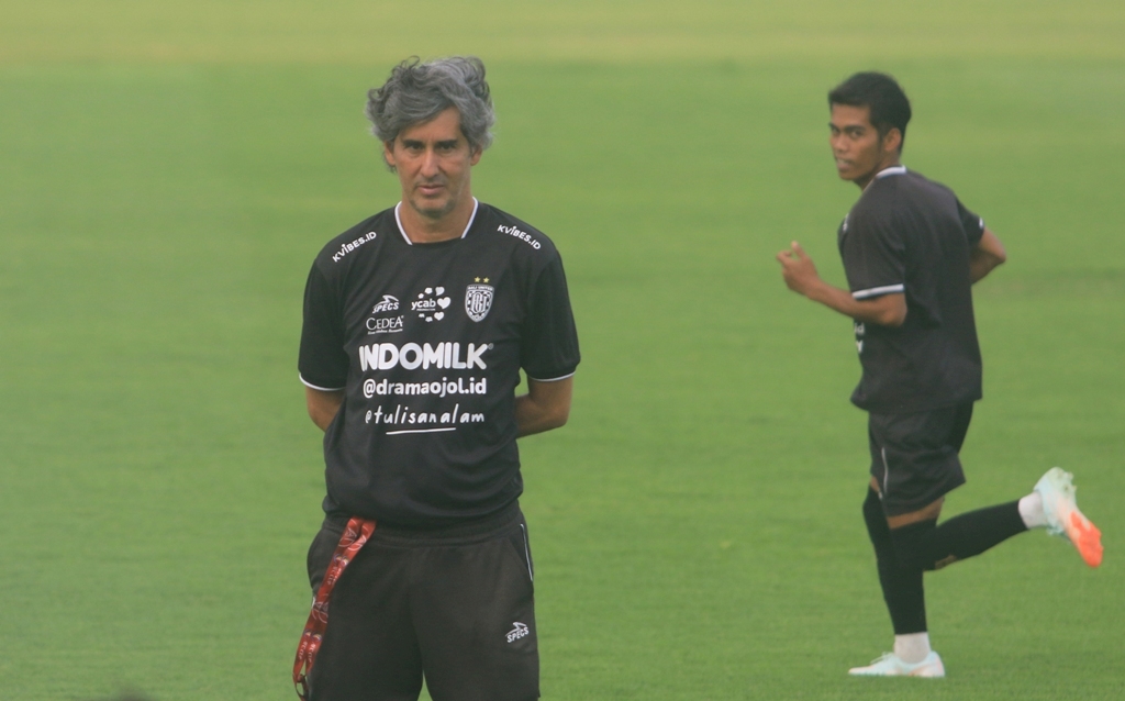 PIMPIN LATIHAN: Stefano &ldquo;Teco&rdquo; Cugurra saat pimpin latihan Bali United di  Bali United Training Centre, Pantai Purnama Gianyar, 25 Juli 2024.