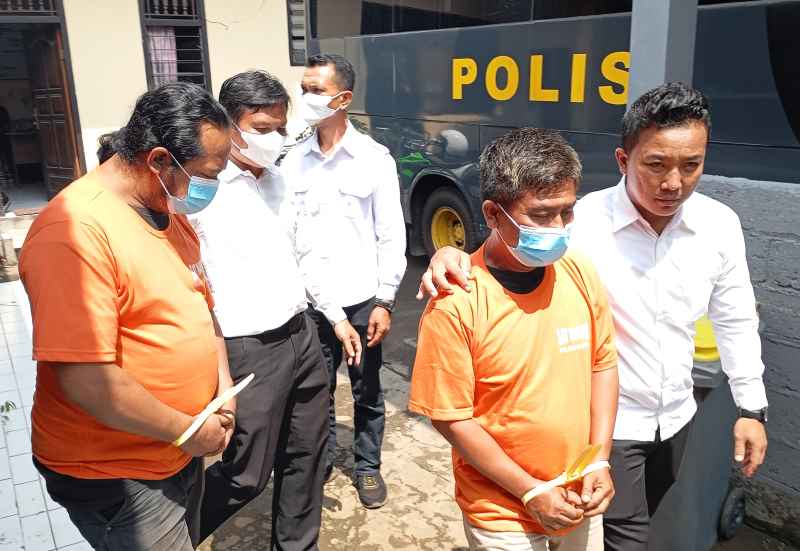 DELAPAN TAHUN PENJARA : Cenik bersama Kalik saat dikeler  di Mapolres Buleleng beberapa waktu lalu. Kini dibui delapan tahun. (francelino junior/radar bali)
