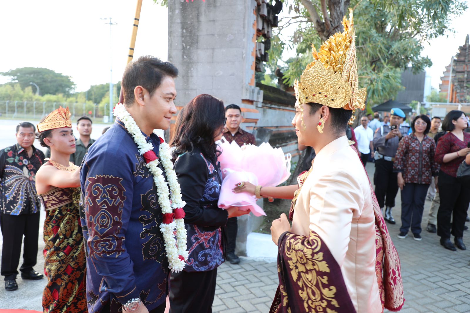 RESMI DI BALI: Kapolda Bali Irjen Pol Daniel Adityajaya, S.H., S.IK., M.Si. didampingi Ny. Didit Daniel Adityajaya disambut di Base Ops Lanud I Gusti Ngurah Rai, Rabu (31/7/2024).
