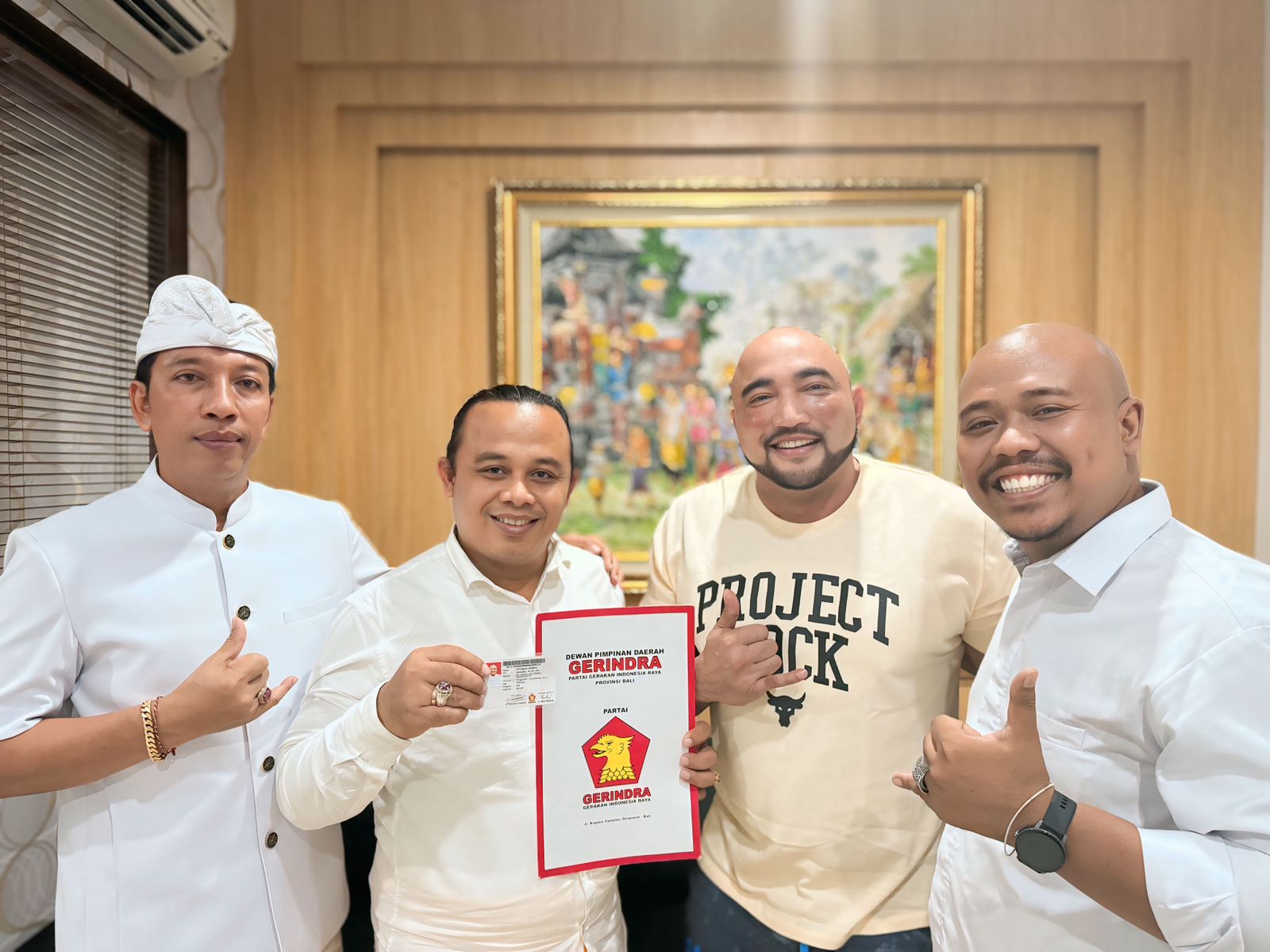 PENANTANG PETAHANA: I Nyoman Ardika alias Sengap menerima kartu tanda anggota (KTA) Gerindra diserahkan langsungn Ketua DPD Gerindra Bali kemarin (31/7/2024)