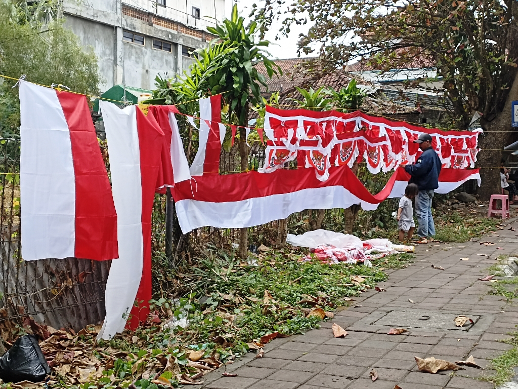 MENJAMUR: Pedagang bendera Merah Putih makin menjamur jelang 17 Agustus di Kota Denpasar.