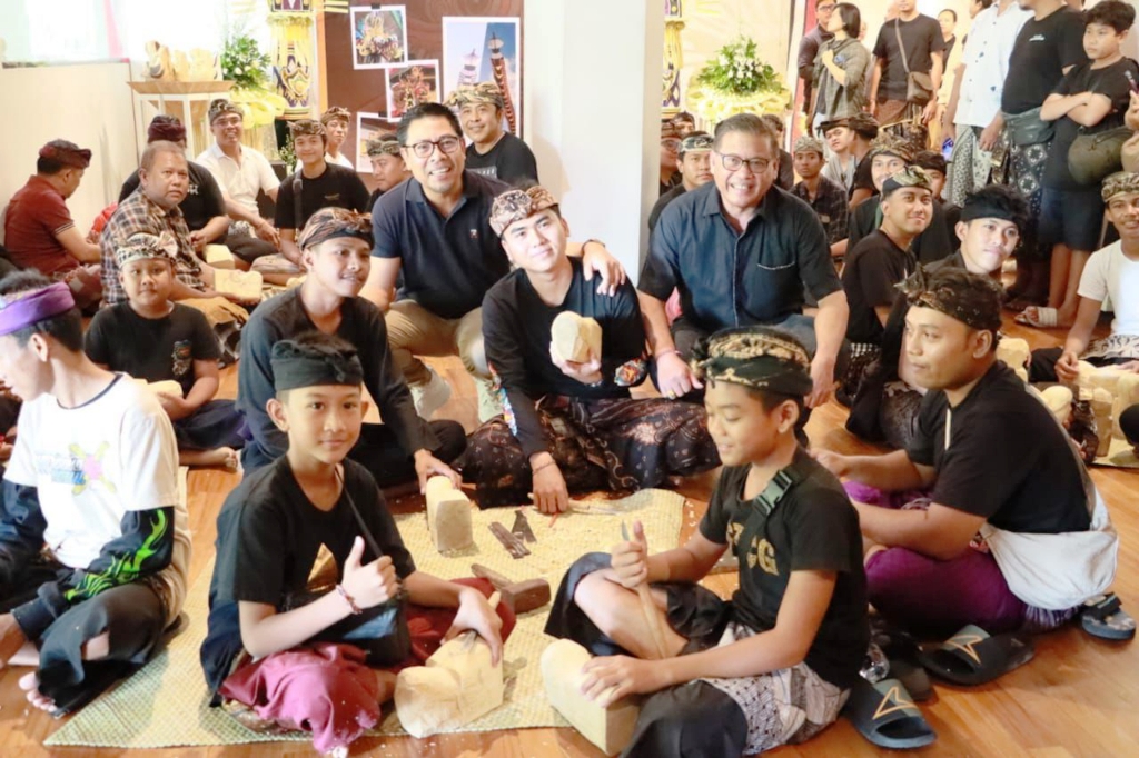 KREATIVITAS: Wakil Wali Kota Denpasar , I Kadek Agus Arya Wibawa bersama anak muda buat tapel layangan janggan.