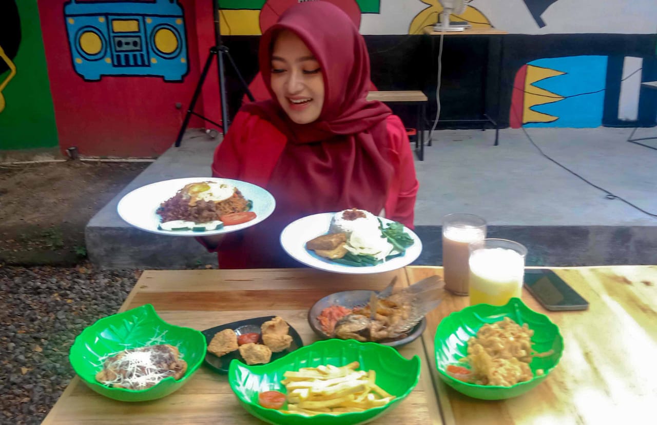 KALAP MAKAN: Mie, Nasi Goreng, Nasi Tempong hingga Sambal Gami Spesial dari Diabetz Resto & Barbershop Dijamin Bikin Ketagihan.