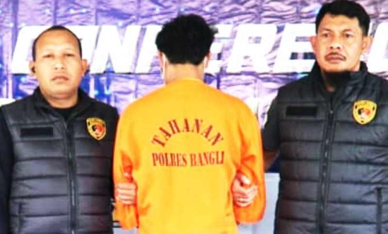 PASRAH KE POLISI : Pelaku pembunuhan, KM Dana, berbaju tahanan (Tengah) menyerahkan diri setelah membunuh selingkuhan istrinya. (foto: Polres Bangli untuk Radar Bali)