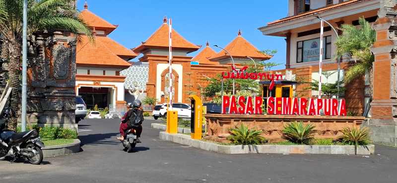 DITARGET NAIK RETRIBUSINYA : Pasar Umum Semarapura. (dewa ayu pitri arisanti/radar bali)