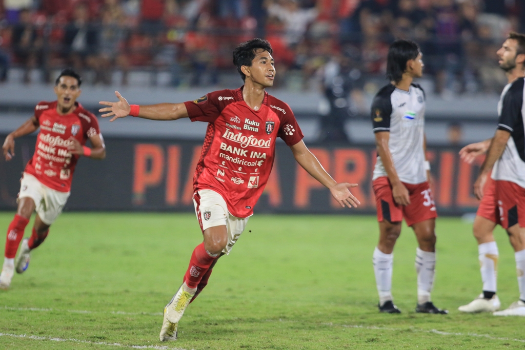 SELEBRASI: Made Tito Wiratama berselebrasi  usai cetak gol di Stadion Kapten I Wayan Dipta  Jumat 26 Juli 2024.