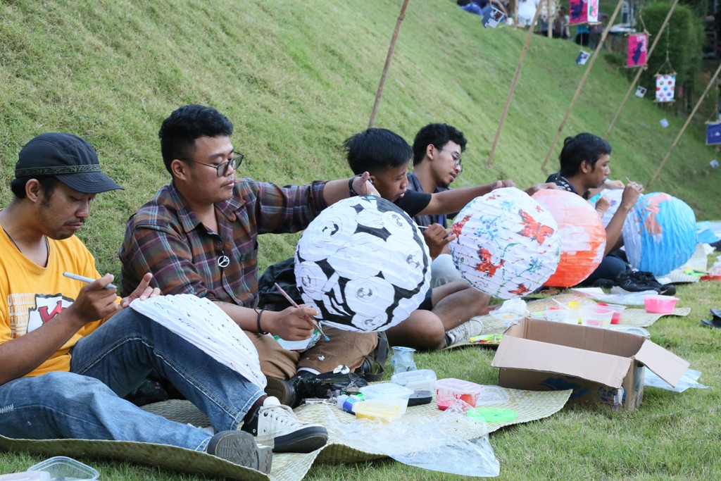 KARYA LAMPION: Karya seni lampion yang dipamerkan di UVJF dan hasilnya disumbangkan kepada anak kanker di Bali.
