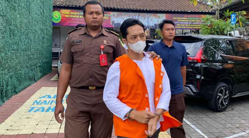 MALAH DITAMBAH: Terdakwa Kadek Dwi Arnata alias Jero Dasaran Alit dalam kasus dugaan pelecehan seksual yang divonis lebih berat menjadi 7 tahun penjara. (foto;juliadi/radar bali)