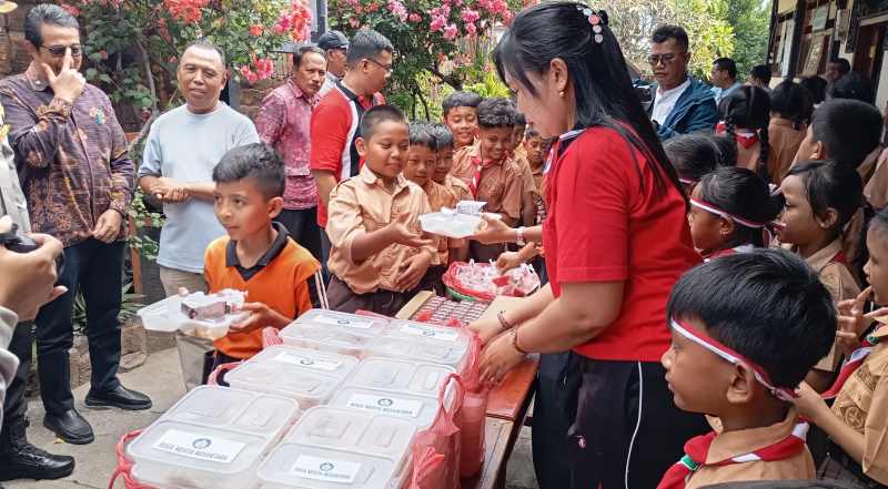 UJICOBA PERTAMA: Siswa SDN 2 Bungkulan menerima makan siang gratis. Ini merupakan uji coba program Prabowo-Gibran yang perdana di Bali dan Buleleng.(francelino junior/radar bali)