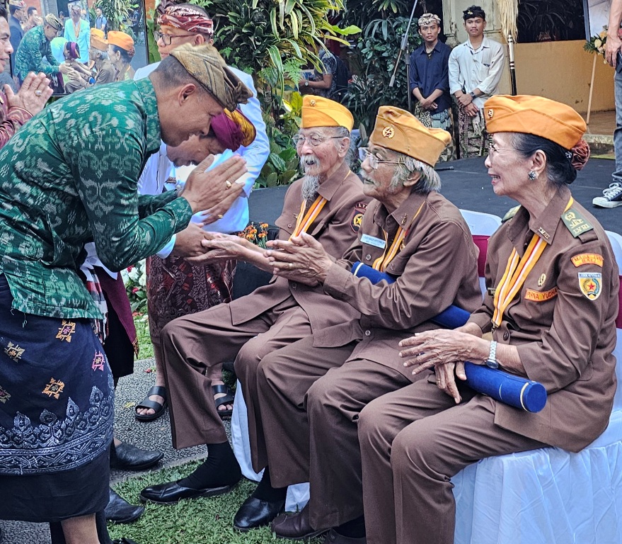 PENGHARGAAN: Tiga veteran dari Bali dianugerahi Bintang Legiun Veteran RI oleh DPP LVRI.  Koordinator Staf Khusus Presiden AAGN Ari Dwipayana diberikan bintang kehormatan LVRI, di Puri Kauhan Ubud,