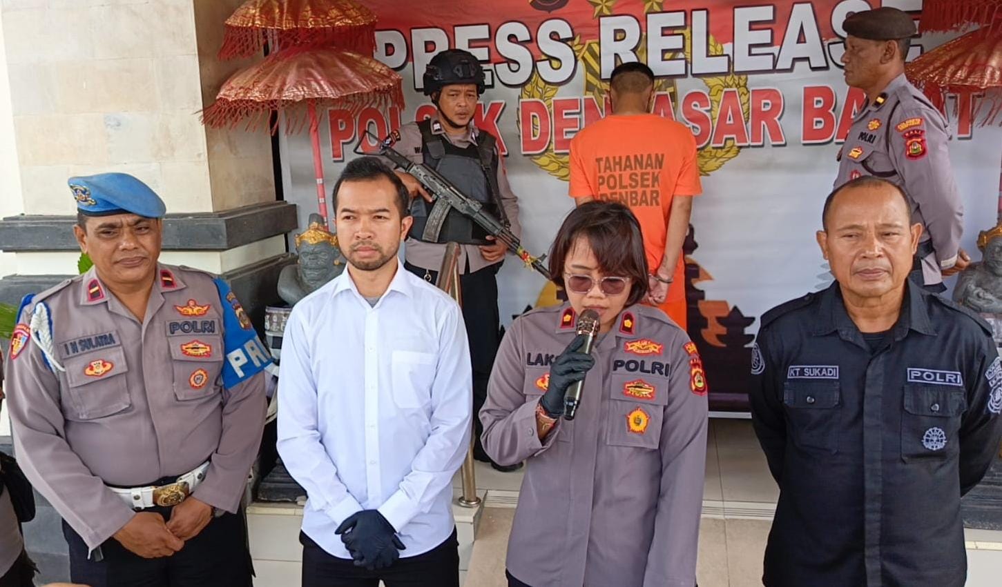 MUCIKARI MUDA: Dua lelaki, RMF 17, sebagai mucikari dan Admin MiChat inisial KAW, 23 kenakan Pakaian Tahanan Polsek Denbar, Jumat (2/8)/2024)