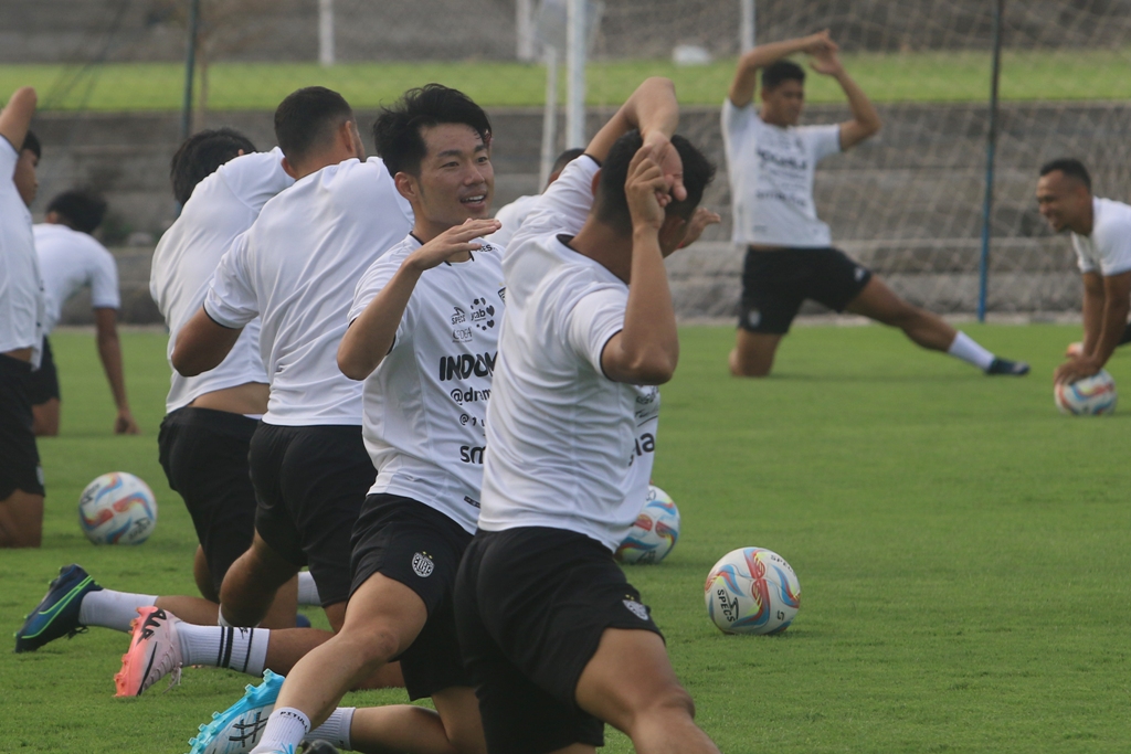 LATIHAN: Kenzo Nambu dkk saat latihan di  Bali United Training Centre, Pantai Purnama Gianyar, 25 Juli 2024.